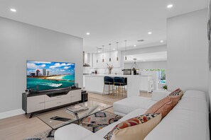 Smart TV, DVD player, offices, computer monitors - Centrally located Home w/ Pool & Gym (Miami)