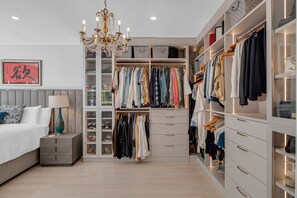 3 bedrooms, in-room safe, desk, iron/ironing board - Centrally located Home w/ Pool & Gym (Miami)