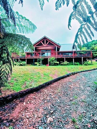 Pelorus Sound Log Home - Off Grid Paradise
