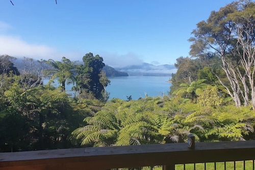 Pelorus Sound Log Home - Off Grid Paradise