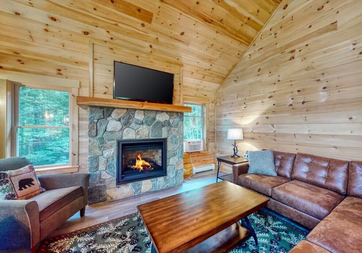 Gorgeous Dog-friendly Cabin With Great View, Deck, Hot Tub, & Gas Fireplace - Maine