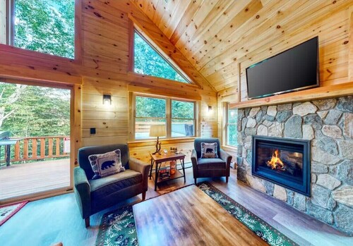 Gorgeous dog-friendly cabin with great view, deck, hot tub, & gas fireplace