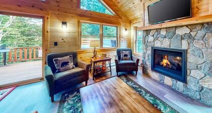 Gorgeous dog-friendly cabin with great view, deck, hot tub, & gas fireplace