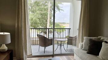 TV connectée, jeux vidéo, table de tennis de table, livres