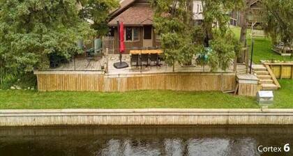 Private River Frontage Cabin! đČđŁââïž Paddle, Float, and Relax to Burt Lake!