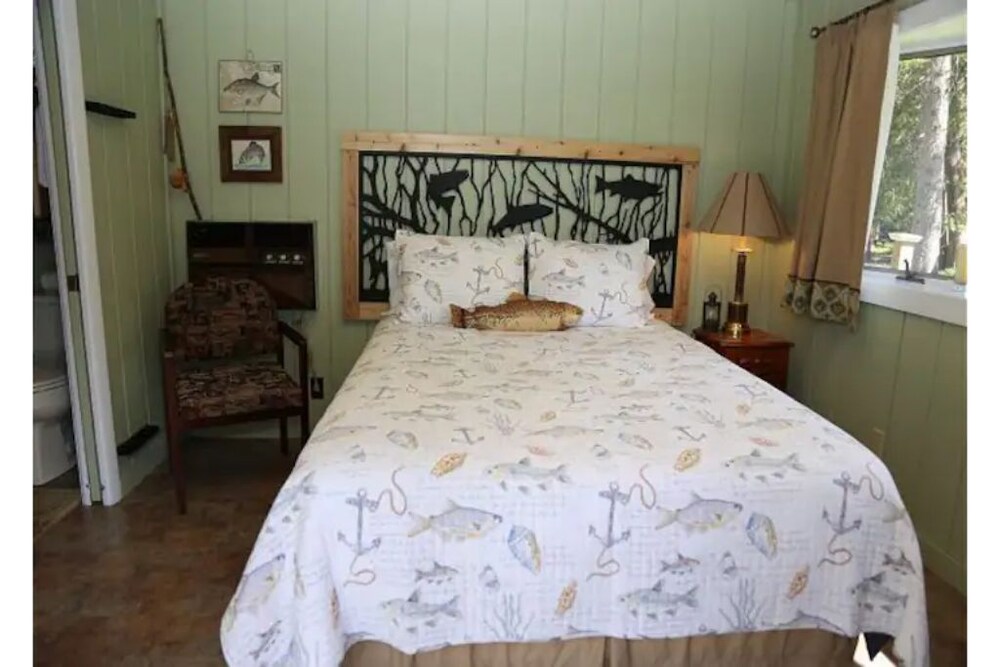 Adorable River Front Cabin! Kayak, Canoe, float to Burt Lake! Indian