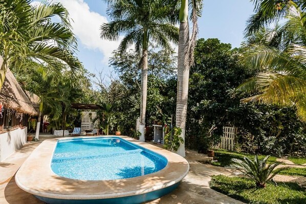 Una piscina al aire libre