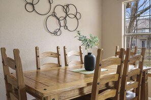 Condo, varias camas, patio, vista al jardín | Restaurantes