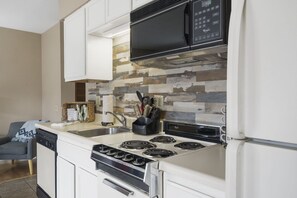Condo, Plusieurs lits, patio, vue sur le jardin | Cuisine privée | Réfrigérateur, four à micro-ondes, un four, surface de cuisson