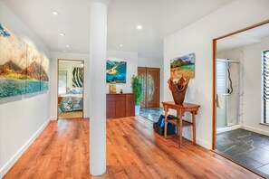 3 soverom, skrivebord, strykejern/-brett og reiseseng for barn