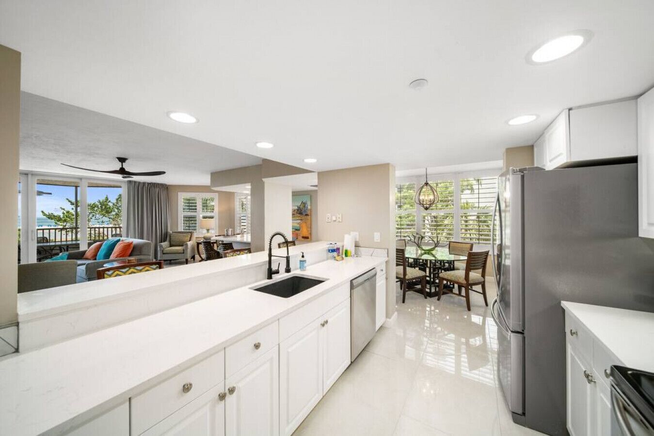 Kjøleskap, mikrobølgeovn, kokeplater og oppvaskmaskin