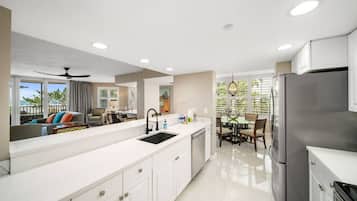 Kjøleskap, mikrobølgeovn, kokeplater og oppvaskmaskin