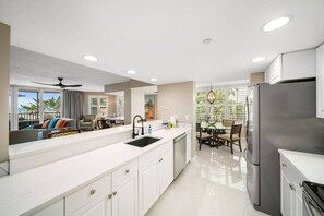 Kjøleskap, mikrobølgeovn, kokeplater og oppvaskmaskin