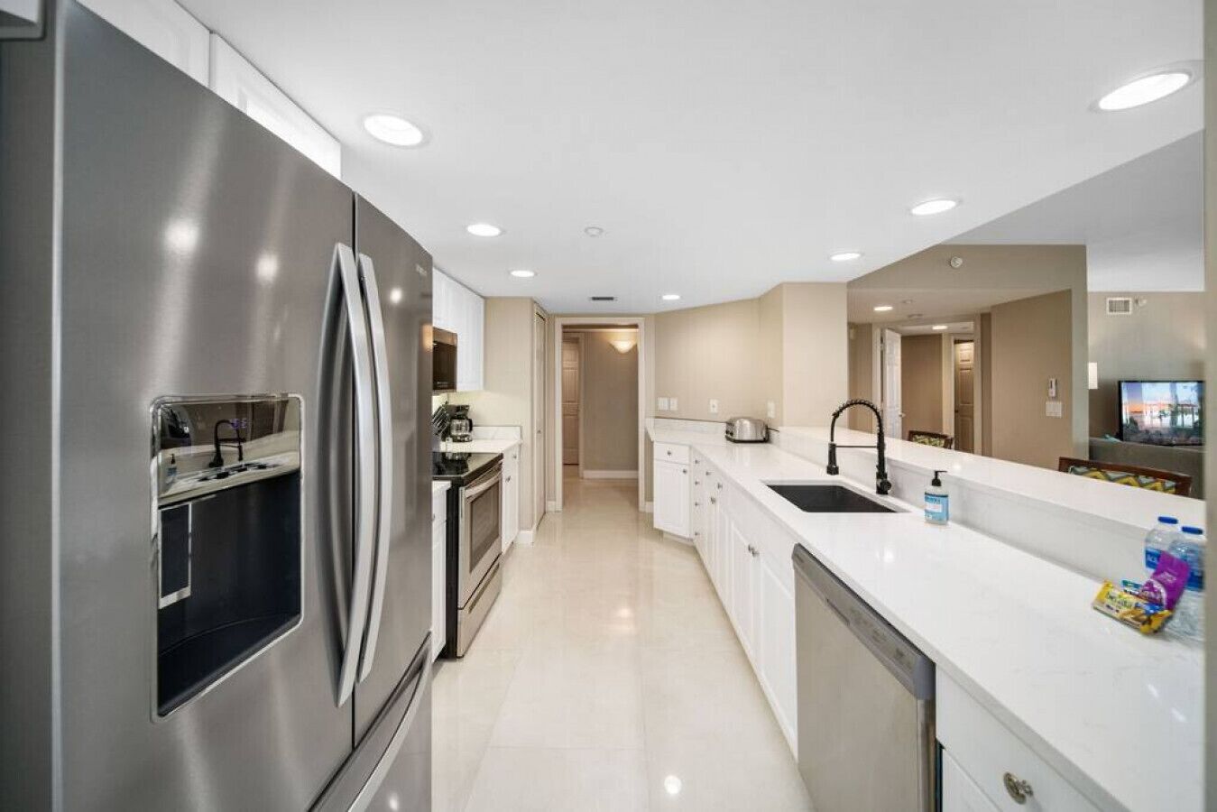 Réfrigérateur, micro-ondes, plaque de cuisson, lave-vaisselle