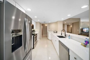 Kjøleskap, mikrobølgeovn, kokeplater og oppvaskmaskin