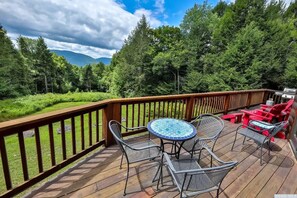 Outdoor dining - Beautiful Chalet, mins to Hunter/Windham slopes (Jewett)