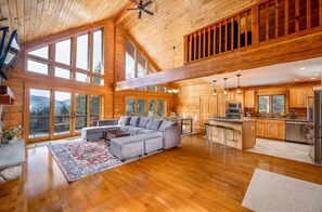 TV, fireplace - Beautiful Chalet, mins to Hunter/Windham slopes (Jewett)
