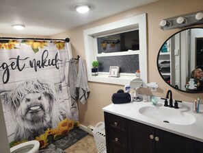 SĂšche-cheveux, serviettes fournies, savon, papier toilette