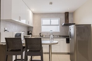 Refrigerador, microondas, cafetera y tetera y tostadora