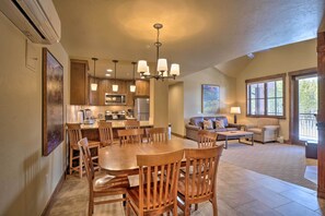 TV connectée, cheminée, jeux vidéo, lecteur de DVD