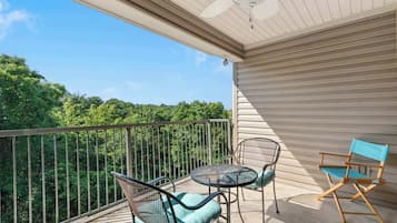 Apartment, Mehrere Betten, Balkon, Bergblick (Holiday Hills Getaway) | Unterkunftsgelände