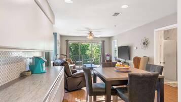 Apartment, Mehrere Betten, Balkon, Bergblick (Holiday Hills Getaway) | Innenbereich