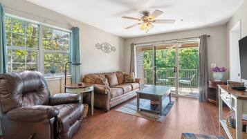 Apartment, Mehrere Betten, Balkon, Bergblick (Holiday Hills Getaway) | Wohnbereich | 42-Zoll-Flachbildfernseher mit Digitalempfang