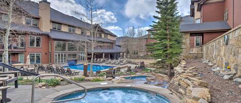 من حمّامات السباحة المغطاة، حمّام سباحة خارجي