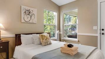 4 bedrooms, desk, travel crib, WiFi