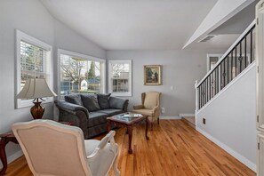 TV, fireplace, offices - Parkside Home Perfect for Families (Boise)