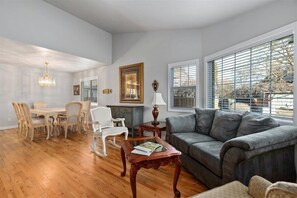 TV, fireplace, offices - Parkside Home Perfect for Families (Boise)