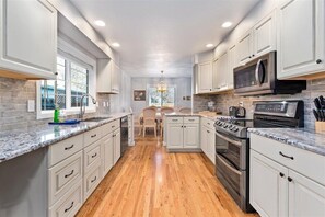 Fridge, microwave, oven, stovetop - Parkside Home Perfect for Families (Boise)