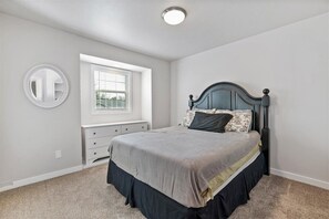 3 makuuhuonetta, työpöytä, vauvan matkasänky, Wi-Fi