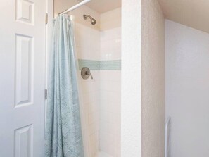 Shower, towels, shampoo - Private Loft with trail access to Boise Foothills (Boise)