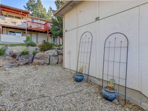 Property grounds - Private Loft with trail access to Boise Foothills (Boise)