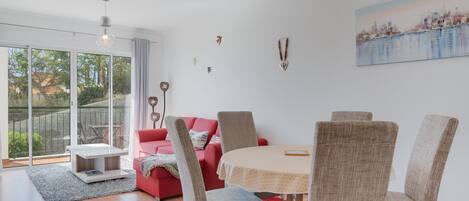 Appartement Premier | Aire de séjour | Téléviseur à écran plat de 42 po avec télévision par cùble, téléviseur