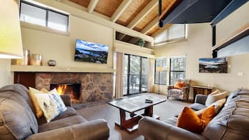 公寓客房, 多張床, 陽台, 山景 (Lakeland Sandy Beach Retreat) | 起居區 | 42-吋平面電視、數位頻道、壁爐