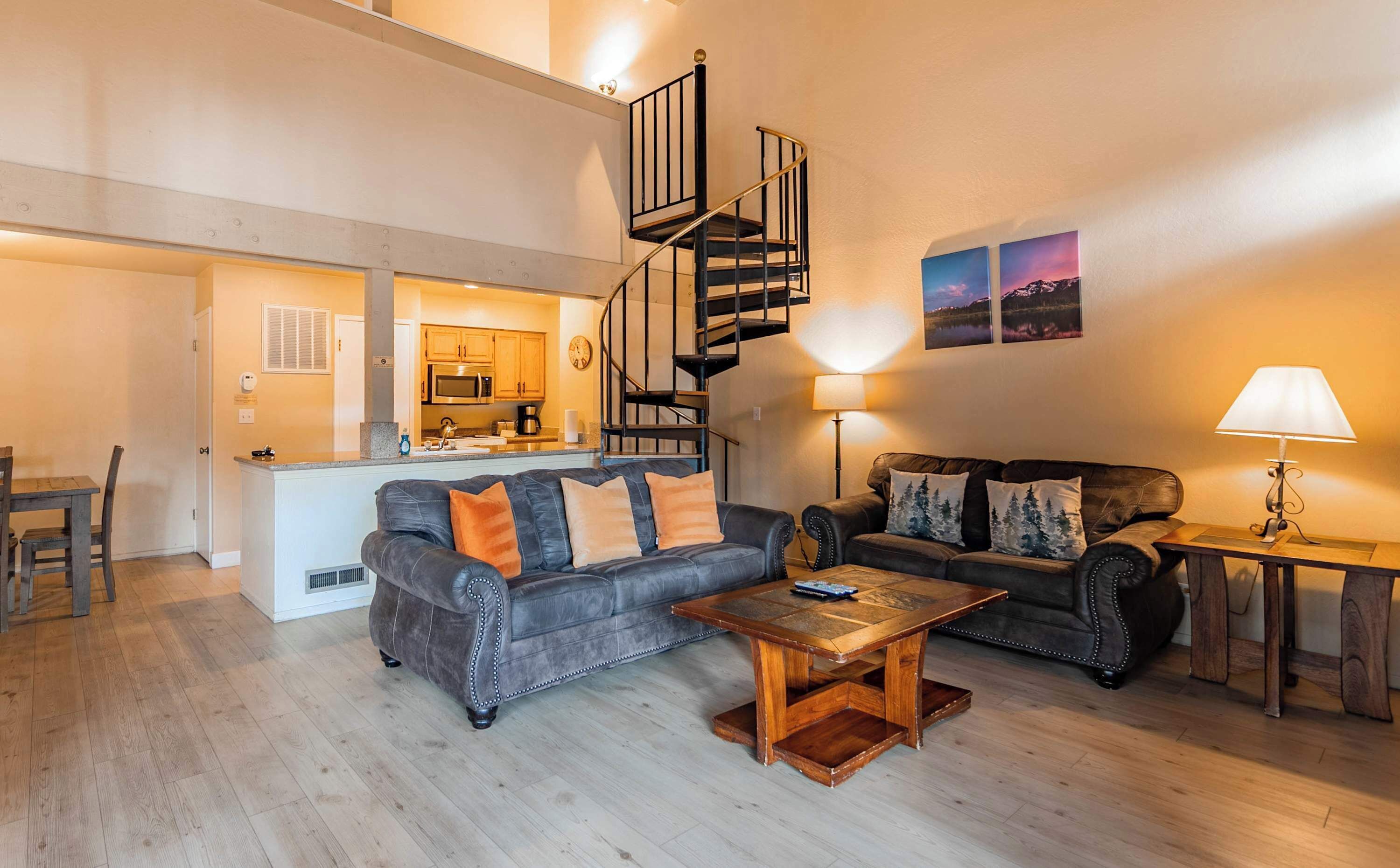 Condo, nhiều giường, ban công, quang cảnh núi (Lakeland Sandy Beach Retreat) | Khu phòng khách | TV màn hình phẳng 42-inch có truyền hình kỹ thuật số, lò sưởi 