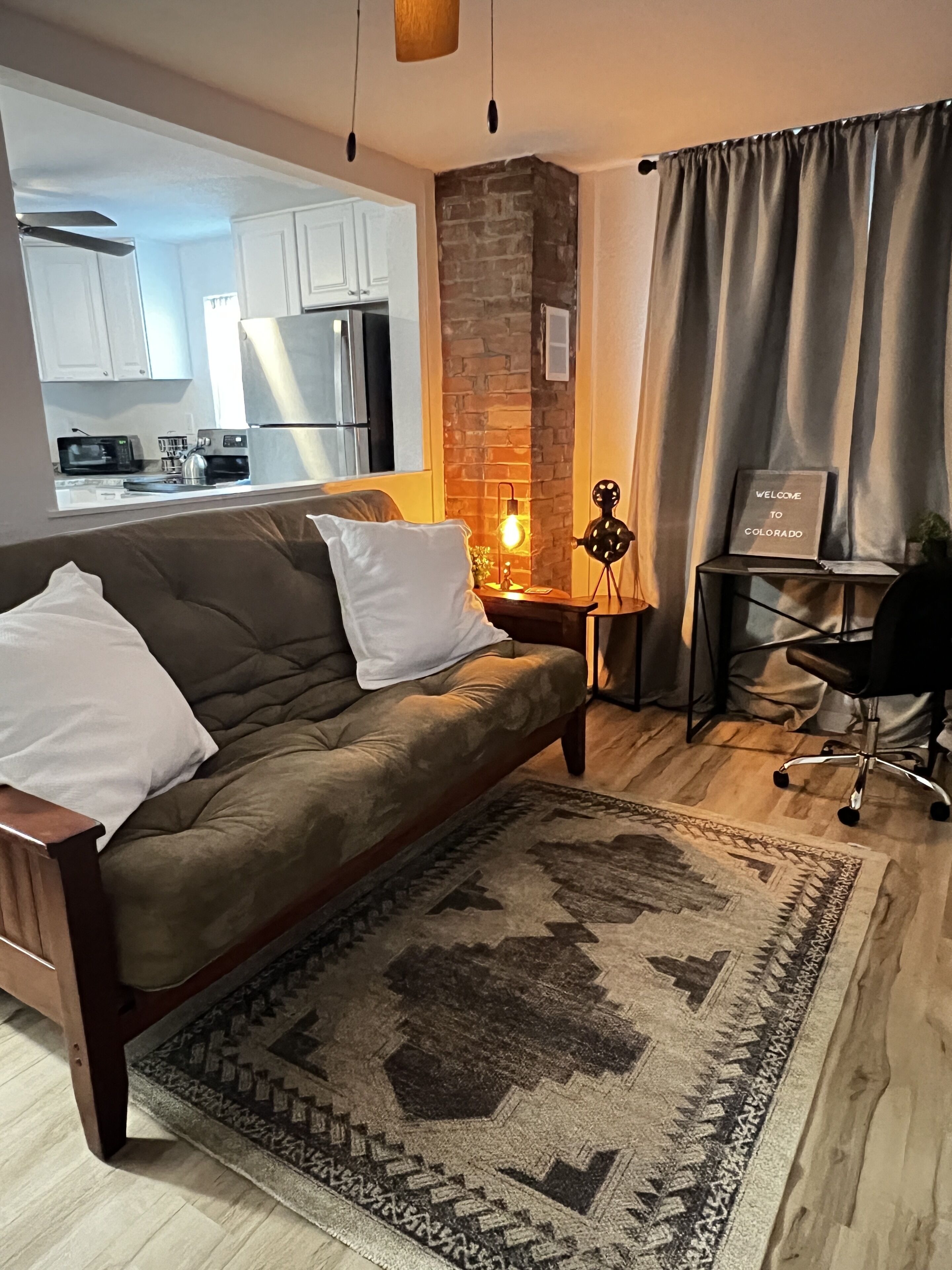 Queen Bed/LazyBoy Futon/Nespresso/Smart TVs/Wi-Fi