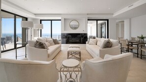 TV, caminetto, impianto stereo