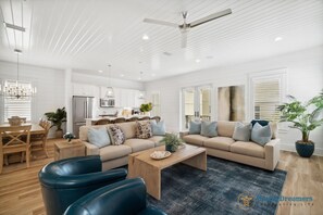 Smart TV, video games, music library, video library - ❄️Grand Luxe | Coastal Beach Getaway | Holiday Scenes + Winter Greens | Free Golf! ⛳ (Miramar Beach)