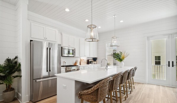 Fridge, microwave, oven, stovetop - ❄️Grand Luxe | Coastal Beach Getaway | Holiday Scenes + Winter Greens | Free Golf! ⛳ (Miramar Beach)