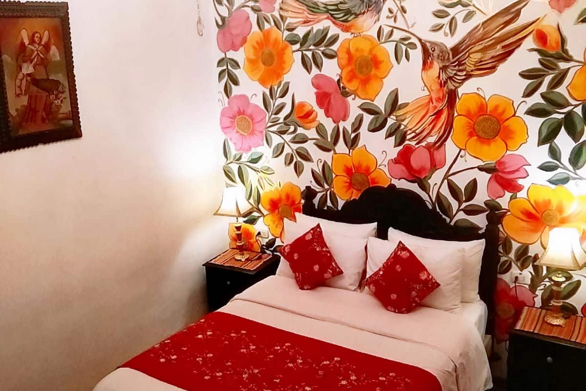 Standaard tweepersoonskamer, 1 queensize bed | Luxe beddengoed, donzen dekbedden, een kluis op de kamer, een bureau