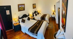 Habitación estándar con 1 cama doble o 2 individuales | Ropa de cama de alta calidad, edredones de plumas, caja fuerte