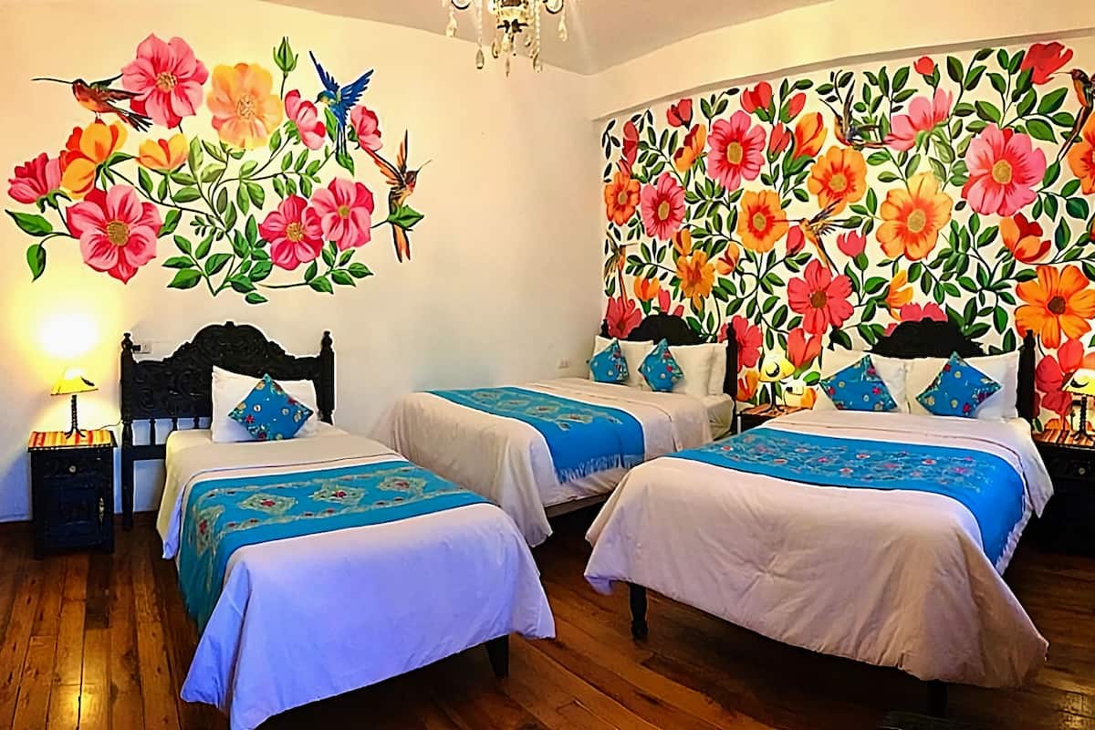 Standaard driepersoonskamer | Luxe beddengoed, donzen dekbedden, een kluis op de kamer, een bureau