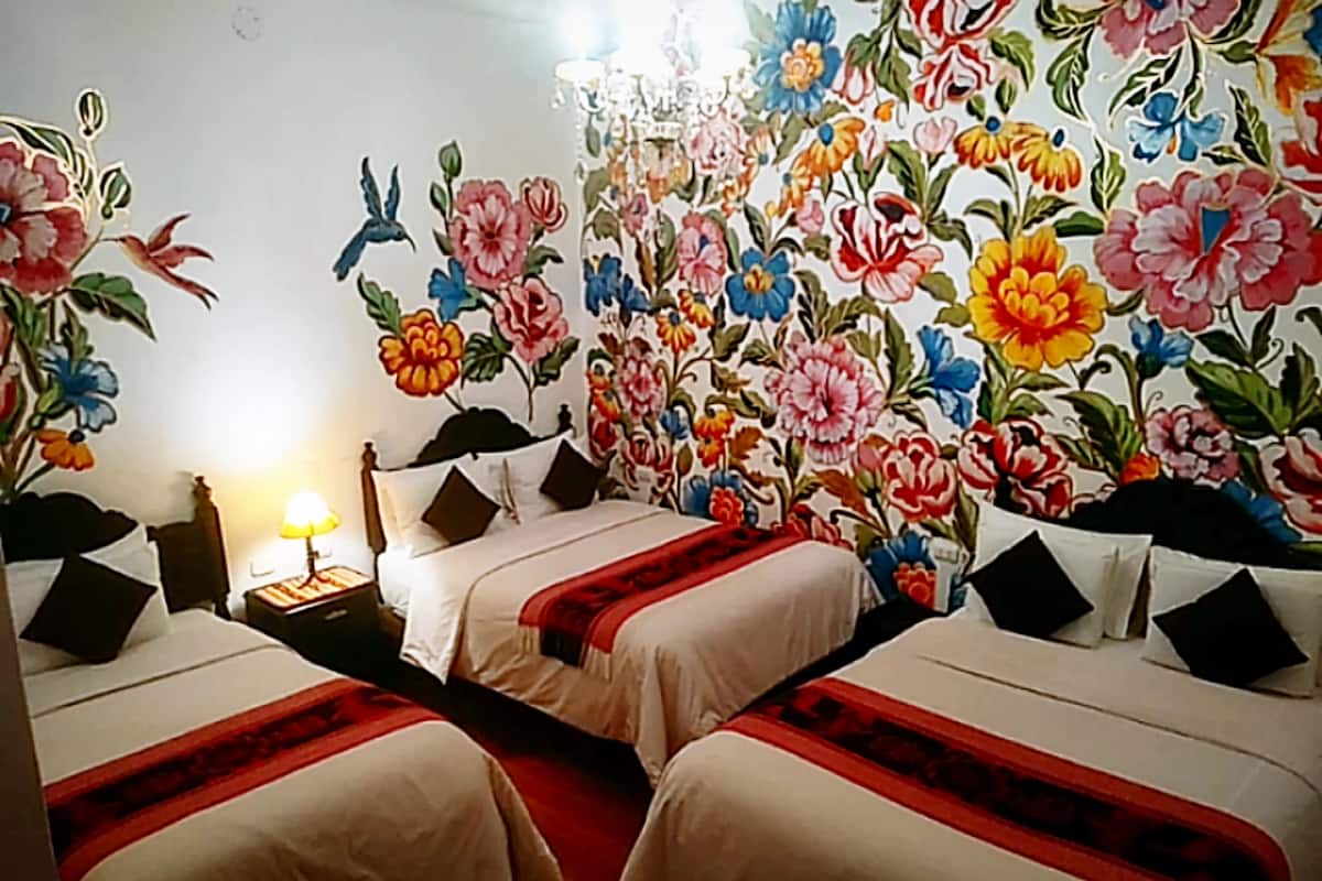 Standaard vierpersoonskamer | Luxe beddengoed, donzen dekbedden, een kluis op de kamer, een bureau