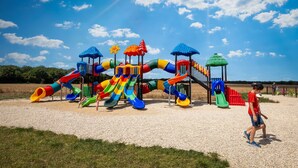 Un parque infantil con toboganes y estructuras para escalar.