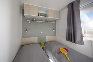 3 bedrooms, travel cot