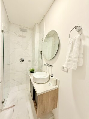 Studio (1618) | Bathroom | Shower, hair dryer, towels, toilet paper