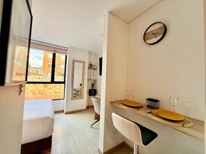 Down duvets, individually furnished, desk, laptop workspace - Urban 960 by Weeki (Bogotá)